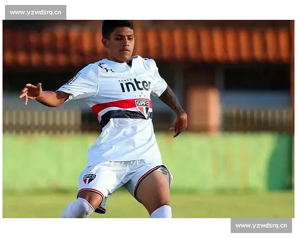 巴萨新星库巴西恋情曝光！携红发女友甜蜜度假机场秀恩爱